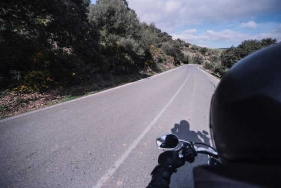 Viaja seguro en moto durante el verano con estos consejos