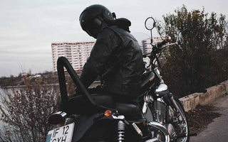 Persona Sentada en Moto