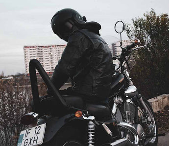 Persona Sentada en Moto